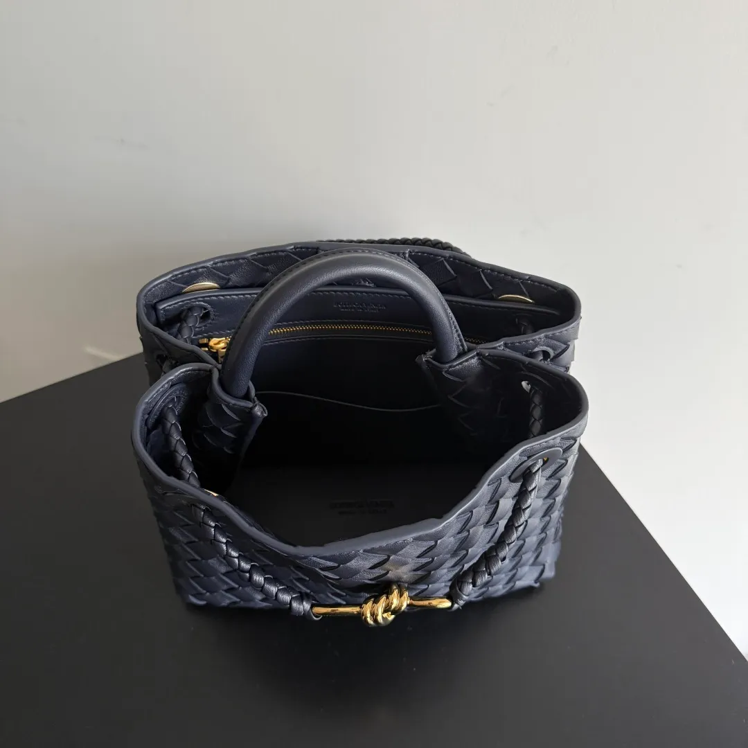 The 2023 new Andiamo batch of 1860 BV has been shipped‼ ️Really popular🔥The new Andiamo woven handbag launched by Bottega Veneta this season is really popular all over the world! ! Celebrities at home and abroad have worn it, and Oscar-winning actress Michelle Yeoh has taken it out on the street. Song Jia, Trai Yara, Yu Feihong, Sanji Ayaka, Rosie Hunting-Whiteley, Yoshioka Riho, etc. have all picked up this bag. It is classic and versatile, showing off its temperament, and the bag capacity is also large, which is very convenient for daily commuting! ! A variety of carrying methods, the shoulder straps can be adjusted by yourself, the original lambskin feels soft and delicate, and the unisex style breaks gender boundaries and brings a more practical and longer-lasting use experience. Andiamo, which has both elegant and casual styles, perfectly interprets the true appearance of "fashionable old money style". Style number: 743568 Size: 25*22*10.5cm